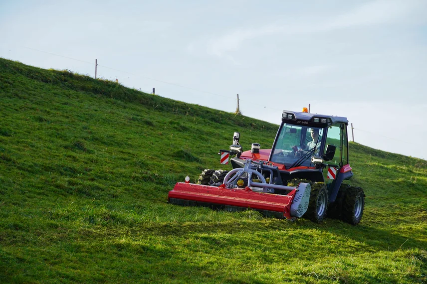 Aebi Terratrac TT207 und TT212 beim Mulchen