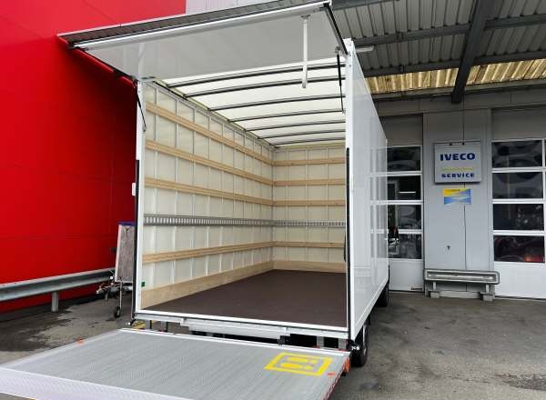 IVECO Daily mit Hebebühne – Seitenansicht