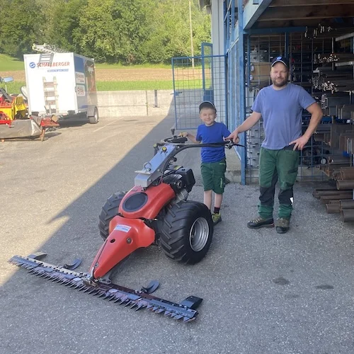 Lukas Barmettler mit Sohn Luca und dem neuen AEBI CC36