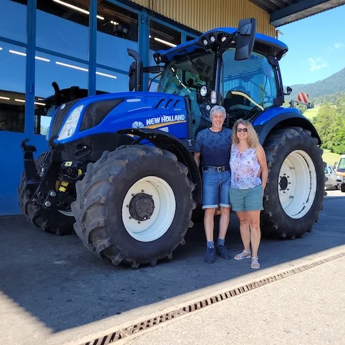 Thomas Töngi holt seinen neuen New Holland T6.180 in Sarnen ab.